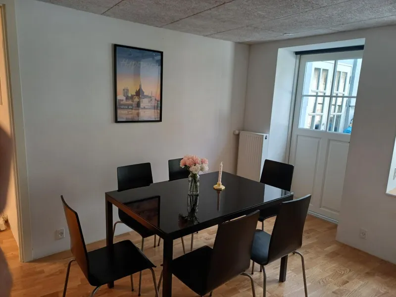 Hyggelig lejlighed i baggård