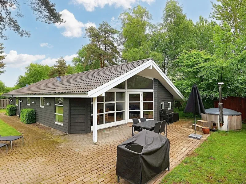 10 Person Holiday Home in Vaeggerlose