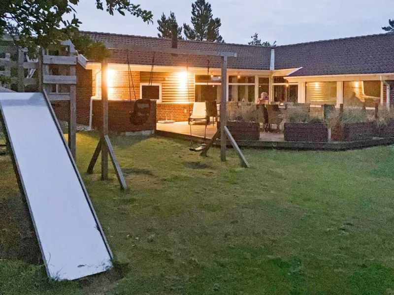 Billede 2 af 10 Person Holiday Home in Blavand