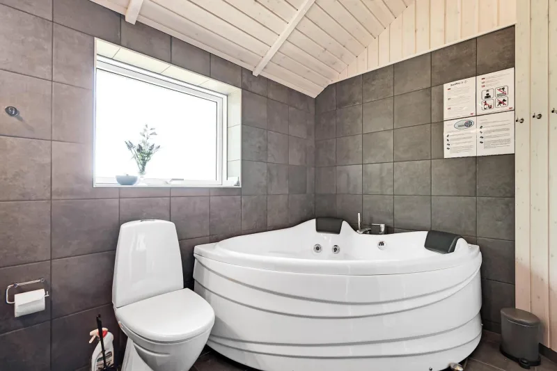 Billede 8 af Stylish 8-Person Holiday Home Just 5 Minutes Walk From The Sandy Beach